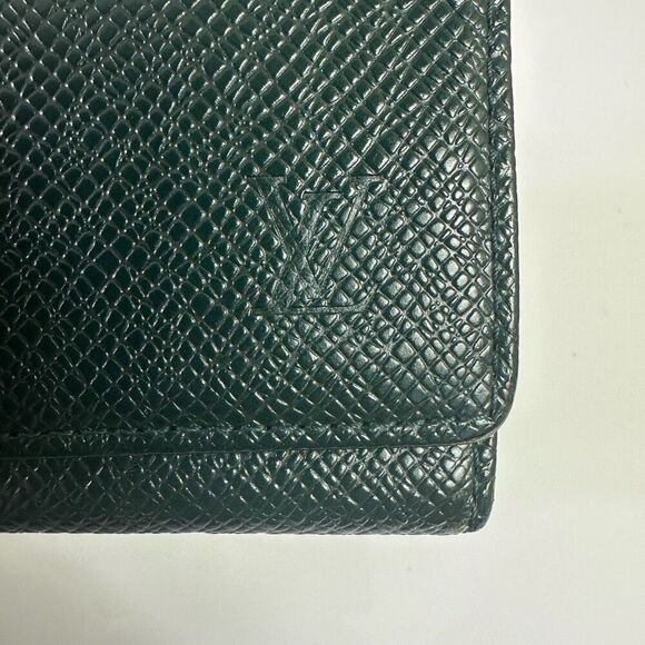 Louis Vuitton Green Taiga Leather 4 Key Case Holder - Picture 8 of 16
